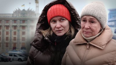 Жительки Харкова на фоні будівлі ОВА