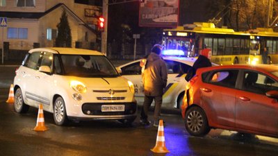 Дві автівки зіштовхнулись на перехресті у Сумах Дві автівки зіштовхнулись на перехресті у Сумах