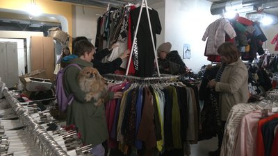 За місяць роботи завезли 60 тонн одягу. Репортаж із соціальної крамниці в Івано-Франківську За місяць роботи завезли 60 тонн одягу. Репортаж із соціальної крамниці в Івано-Франківську