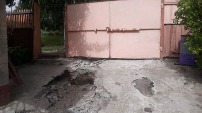 "Вода несе в двори сміття, каміння". Щоразу після дощу на вулиці Новомиколаївська в Кропивницькому ліквідовують наслідки