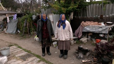 "Буде дом бабі": у Чернігові волонтери відбудовують житло для сестер, що живуть у курятнику. СУСПІЛЬНЕ | ЛЮДИ