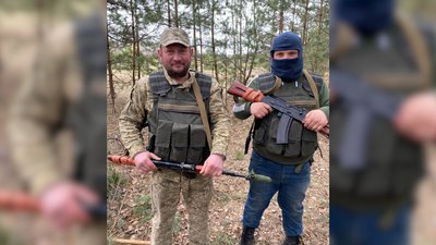 День батька в окопах: як чернігівець разом із сином пішли служити в ТРО День батька в окопах: як чернігівець разом із сином пішли служити в ТРО