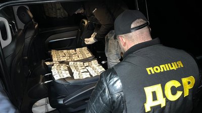 5 тис. доларів за виїзд за кордон: на Сумщині затримала чоловіка за підозрою в одержанні хабарі
