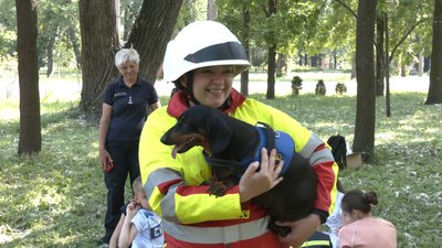 У Запоріжжі із дітьми-переселенцями працює собака-психолог У Запоріжжі із дітьми-переселенцями працює собака-психолог