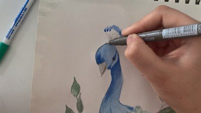 Ініціаторка акції малює павича Ініціаторка акції малює павича