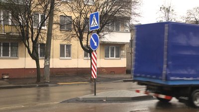 У Житомирі біля школи №8 встановили пішохідний перехід з острівцями безпеки У Житомирі біля школи №8 встановили пішохідний перехід з острівцями безпеки