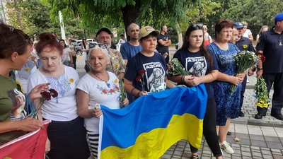 День пам'яті захисників України: у Херсоні вшанували пам'ять загиблих під Іловайськом День пам'яті захисників України: у Херсоні вшанували пам'ять загиблих під Іловайськом