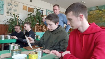 У ліцеї на Житомирщині шиють подушки, плетуть маскувальні сітки та зробили понад дві тисячі окопних свічок У ліцеї на Житомирщині шиють подушки, плетуть маскувальні сітки та зробили понад дві тисячі окопних свічок