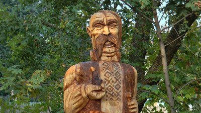 У Полтаві встановили дерев’яну скульптуру козака