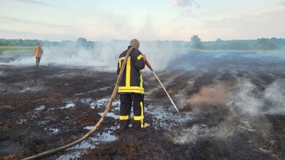 Під час гасіння торфу рятувальники працювали у протигазах