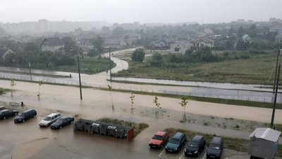 Затоплені вулиці та затори на дорогах. У Білорусі пройшли зливи