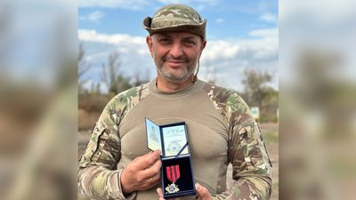 Залужний нагородив "Золотим хрестом" пастора-снайпера із Вінниччини на псевдо "Капелан"