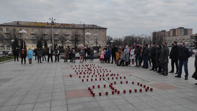 У Черкасах відбулося віче пам'яті з нагоди річниці війни на сході У Черкасах відбулося віче пам'яті з нагоди річниці війни на сході