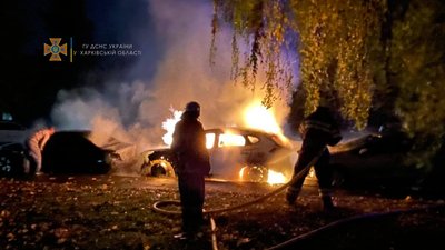 Вночі у Харкові згоріли три автівки Вночі у Харкові згоріли три автівки