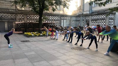 У Львові працівники міської ради провели спільну розминку