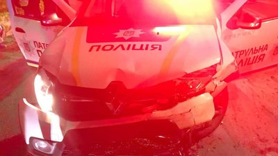 У Львові нетверезий водій під час втечі протаранив авто патрульних