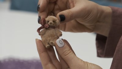 Ляльки завбільшки у 5 сантиметрів. Вінничанка майструє мініведмедів "Тедді"