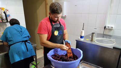 В Миколаєві роздають безкоштовні обіди В Миколаєві роздають безкоштовні обіди