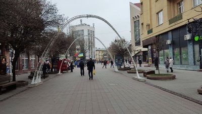 Івано-франківські комунальники почали прикрашати місто до новорічних свят Івано-франківські комунальники почали прикрашати місто до новорічних свят