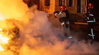 Одесу атакували дрони РФ, є влучання у будинок та пожежа