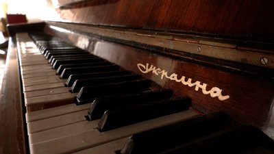 Чернігівці-волонтери вивозять зі зруйнованої школи №18 вціліле майно