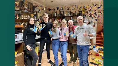 Возить цукерки та ставить брекети: як харківський стоматолог лікує жителів прифронтової зони Возить цукерки та ставить брекети: як харківський стоматолог лікує жителів прифронтової зони