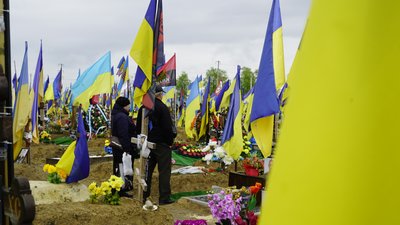 У Харкові на Алеї Слави вшанували полеглих захисників спільною молитвою. Алея Слави на 18 кладовищі у Харкові. 25 квітня 2023 року. Фото: Олександра Новосел/Суспільне Харків