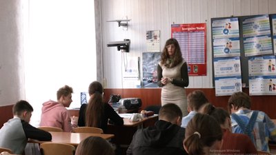 У Кропивницькому волонтерка Корпусу Миру з Сполучених Штатів Америки вчить школярів англійській мові