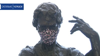 Скульптури Черкаського художнього музею одягли в маски