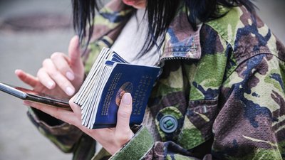 Волонтерка з паспортами громадян Білорусі, які приходять до Білоруського дому у Варшаві