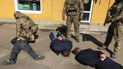 На Донеччині затримали на хабарі двох оперуповноважених поліції На Донеччині затримали на хабарі двох оперуповноважених поліції