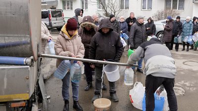 Люди набирають воду, яку підвозять через аварію на каналізаційному колекторі у Чернівцях