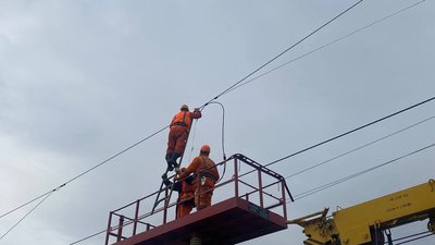 “Жоден працівник не відмовився виконувати обов’язки“. Залізничники Дніпропетровщини лагодять мережі після ракетних атак “Жоден працівник не відмовився виконувати обов’язки“. Залізничники Дніпропетровщини лагодять мережі після ракетних атак
