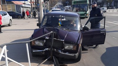У Хмельницькому нетвереза водійка потрапила в ДТП — поліція