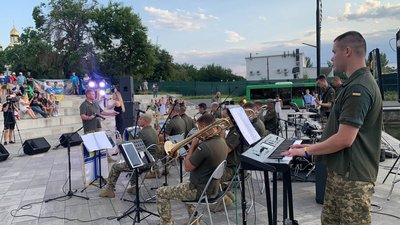 Концерт на підтримку родин військовополонених. У Миколаєві 27 липня на *8 причалі відбувся концерт оркестру 406-ї бригади Збройних Сил України, організований на підтримку родин військовополонених Концерт на підтримку родин військовополонених. У Миколаєві 27 липня на *8 причалі відбувся концерт оркестру 406-ї бригади Збройних Сил України, організований на підтримку родин військовополонених
