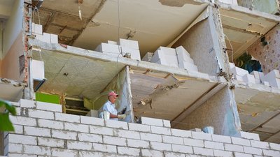 У Харкові відновлюють п'ятиповерхівку, яку пошкодила російська ракета У Харкові відновлюють п'ятиповерхівку, яку пошкодила російська ракета