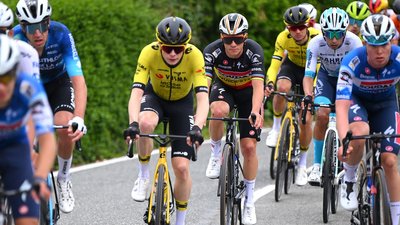 Велогонщики Йонас Вінгегор і Ремко Евенепул на Турі Країни Басків-2024.