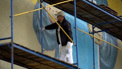 У Мукачеві малюють мурал, присвячений вчасній реєстрації народження дитини У Мукачеві малюють мурал, присвячений вчасній реєстрації народження дитини