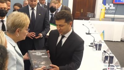 Зеленському в США подарували книгу. Про що вона