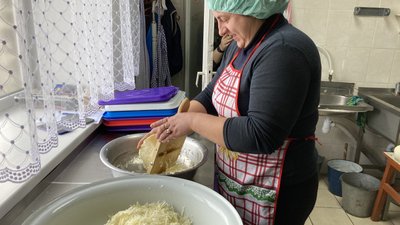 У Близнюках до Дня Соборності зліпили понад тисячу вареників для поранених бійців У Близнюках до Дня Соборності зліпили понад тисячу вареників для поранених бійців