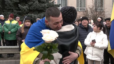Після трьох років у російському полоні на Рівненщину повернувся полковник Олександр Тимощук Після трьох років у російському полоні на Рівненщину повернувся полковник Олександр Тимощук