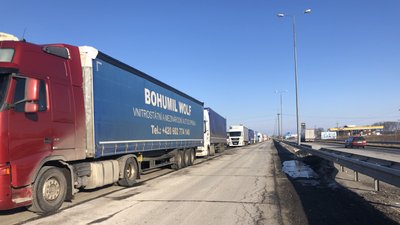 Черги з вантажівок на КПП "Тиса": водії стоять по кілька діб, аби перетнути кордон з Угорщиною Черги з вантажівок на КПП "Тиса": водії стоять по кілька діб, аби перетнути кордон з Угорщиною