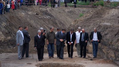 Віктор Ющенко в Батурині у 2008 році під час реконструкторських робіт Віктор Ющенко в Батурині у 2008 році під час реконструкторських робіт