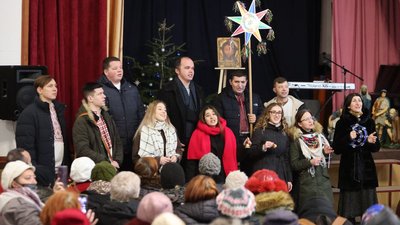 Колядки, вірші та подарунки. У Франківську провели різдвяний обід для безхатьків Колядки, вірші та подарунки. У Франківську провели різдвяний обід для безхатьків