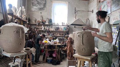 Митець Денис Шиманський біля скульптури Митець Денис Шиманський біля скульптури