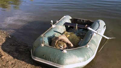 Знаряддя незаконного вилову риби вилучено у чоловіків. Фото: Поліція Знаряддя незаконного вилову риби вилучено у чоловіків. Фото: Поліція