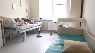 Мама годує дитину Мама годує дитину