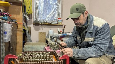Подружжя з Миколаївщини виготовляє картини з гільз на пам’ять про загиблого сина Подружжя з Миколаївщини виготовляє картини з гільз на пам’ять про загиблого сина