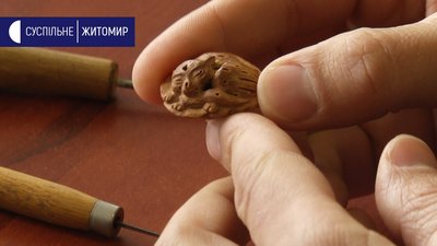 Вирізьблює фігурки на фруктових кісточках. Тарас Орешников. СУСПІЛЬНЕ | ЛЮДИ