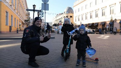 В Одесі влаштували акцію "Різдво з патрульними" В Одесі влаштували акцію "Різдво з патрульними"